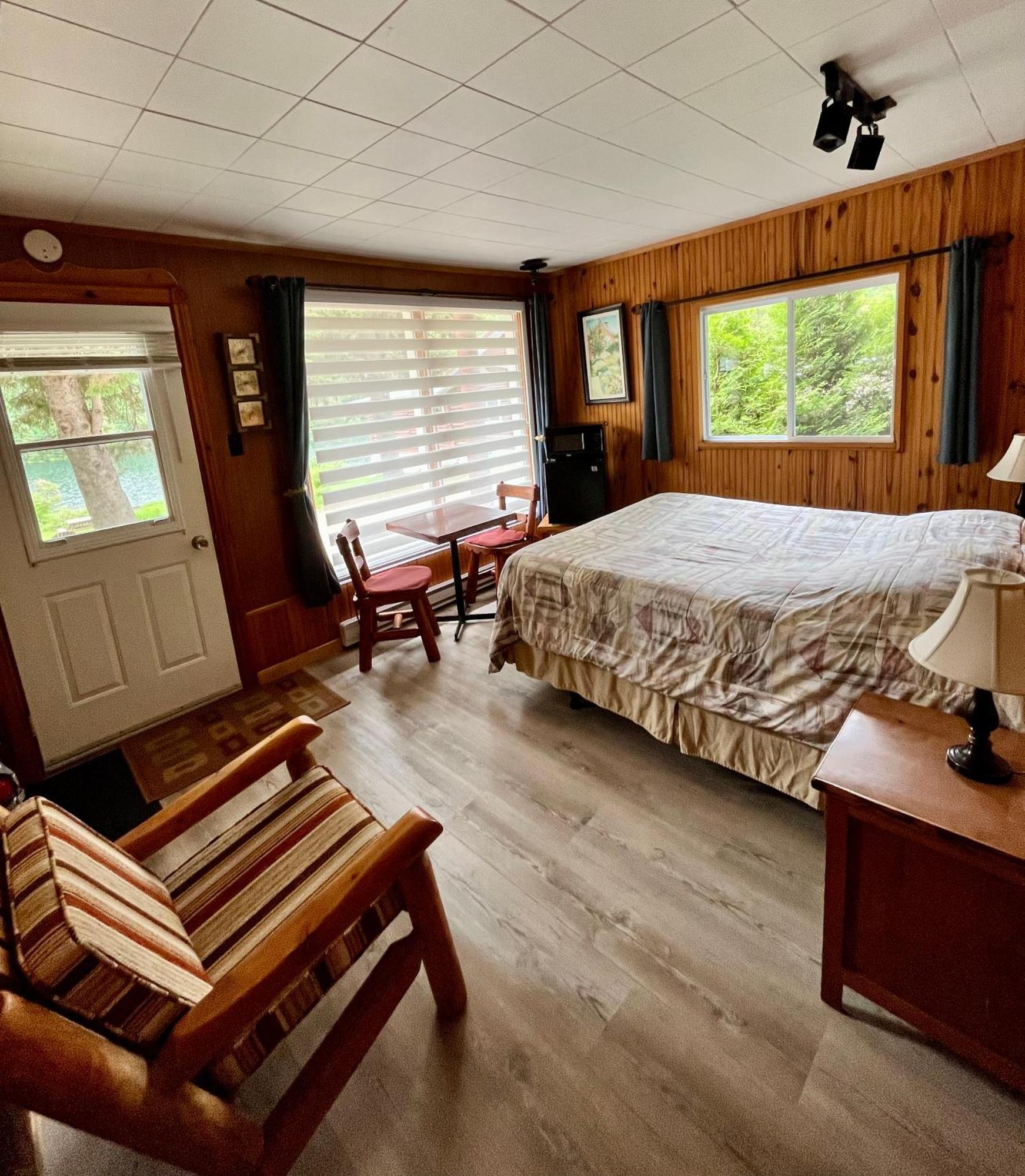 Kan-A-Mouche Pourvoirie Auberge Et Chalets Saint-Michel 외부 사진