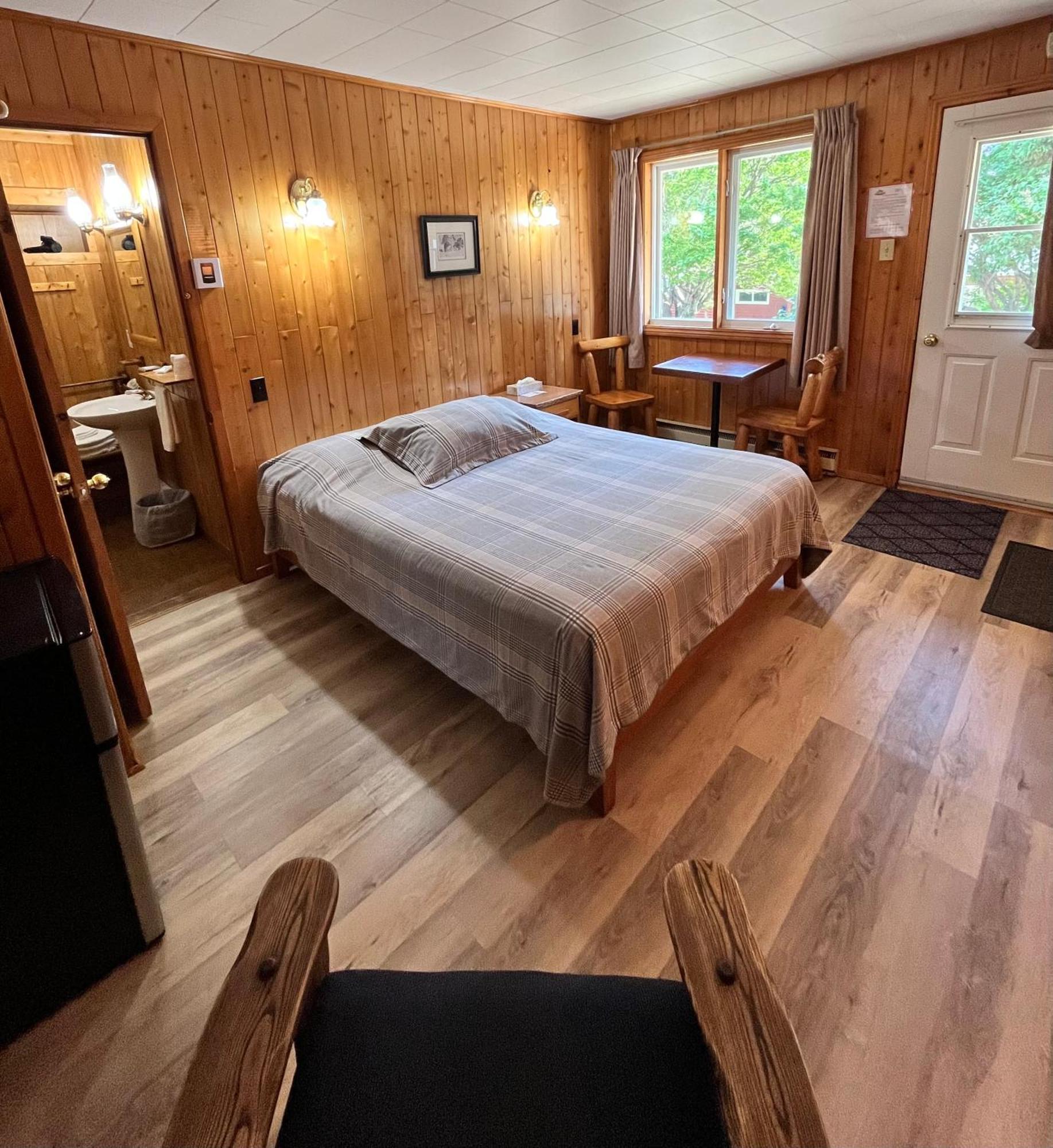 Kan-A-Mouche Pourvoirie Auberge Et Chalets Saint-Michel 외부 사진
