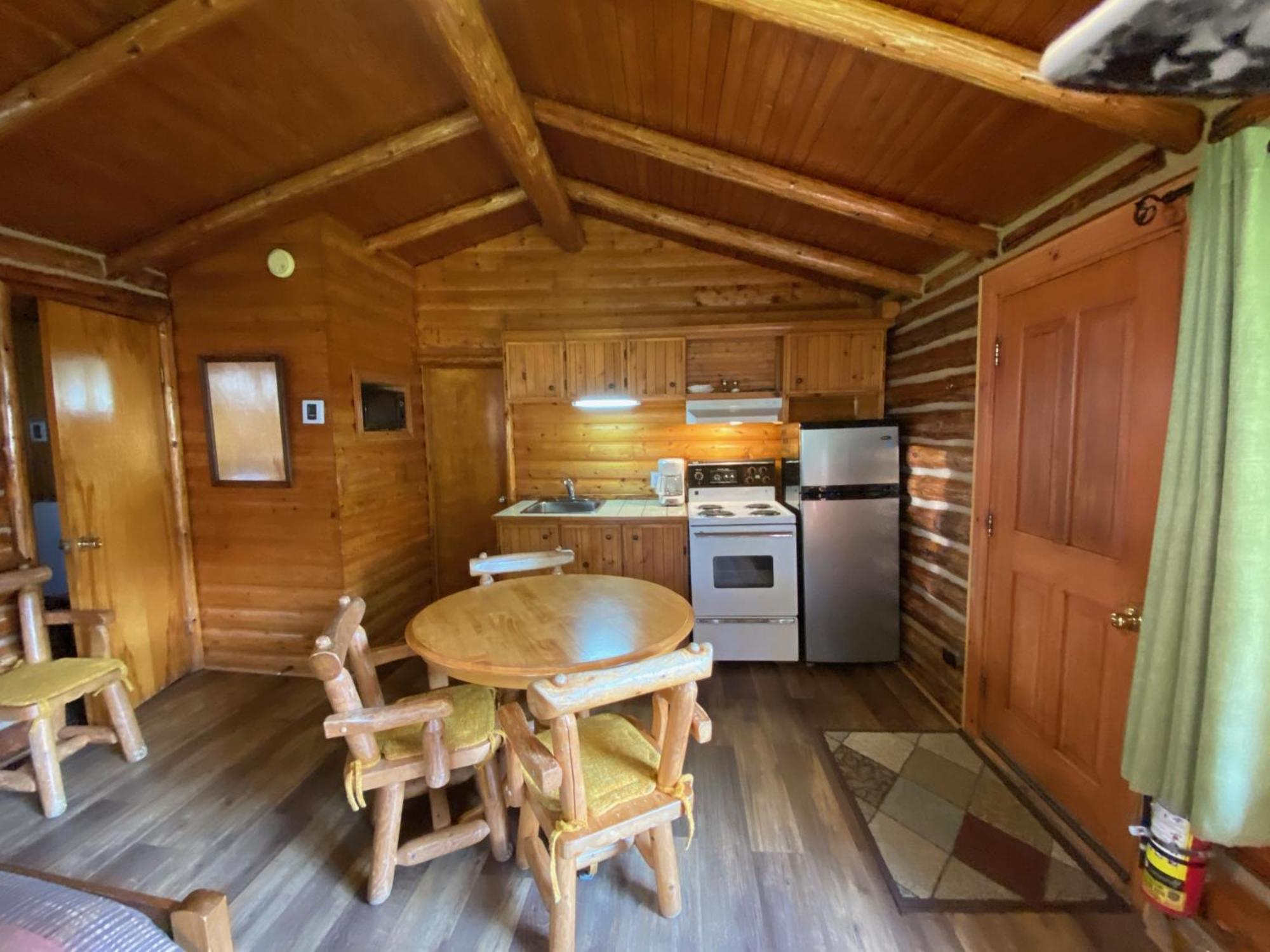 Kan-A-Mouche Pourvoirie Auberge Et Chalets Saint-Michel 객실 사진