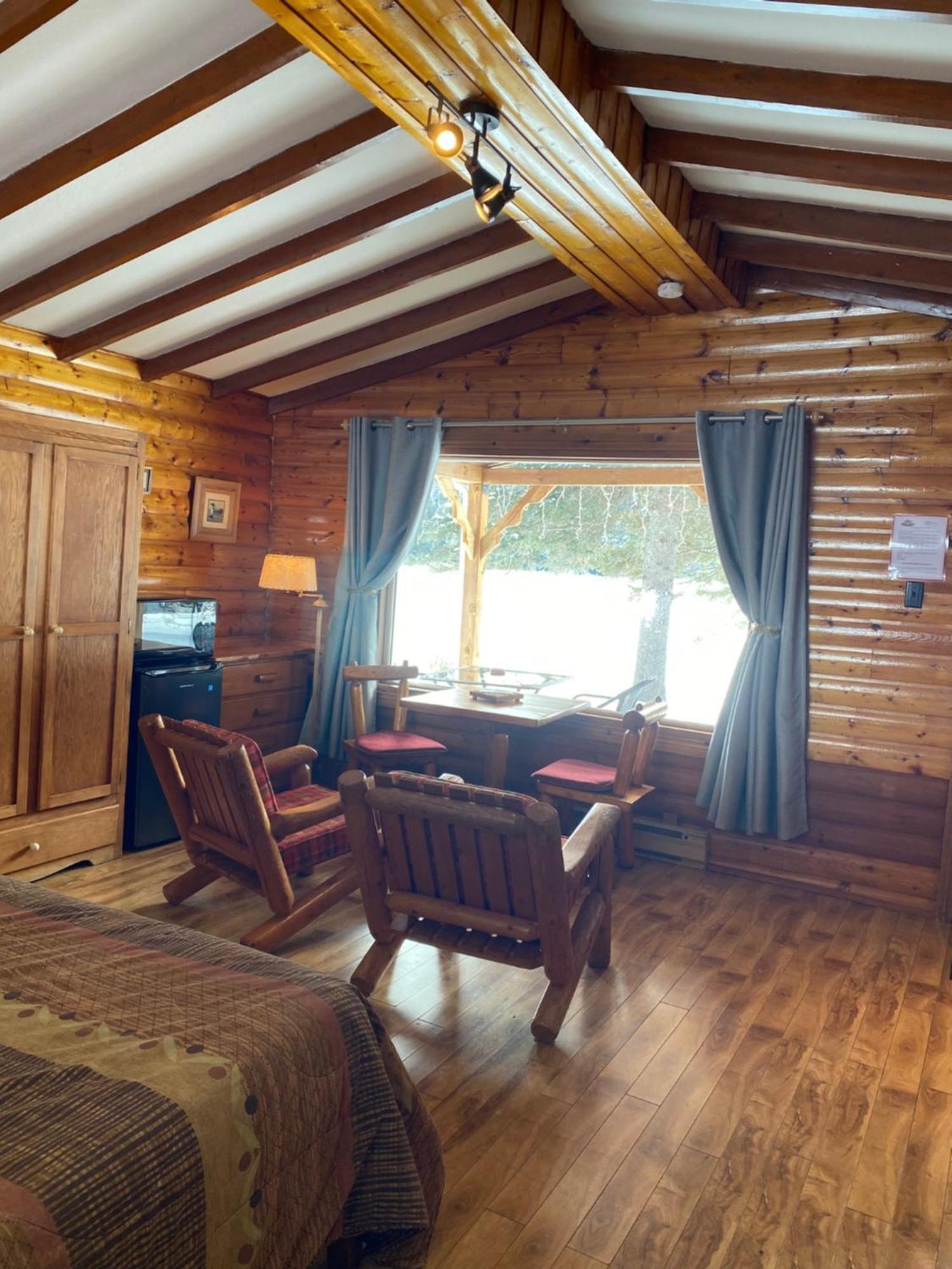 Kan-A-Mouche Pourvoirie Auberge Et Chalets Saint-Michel 객실 사진