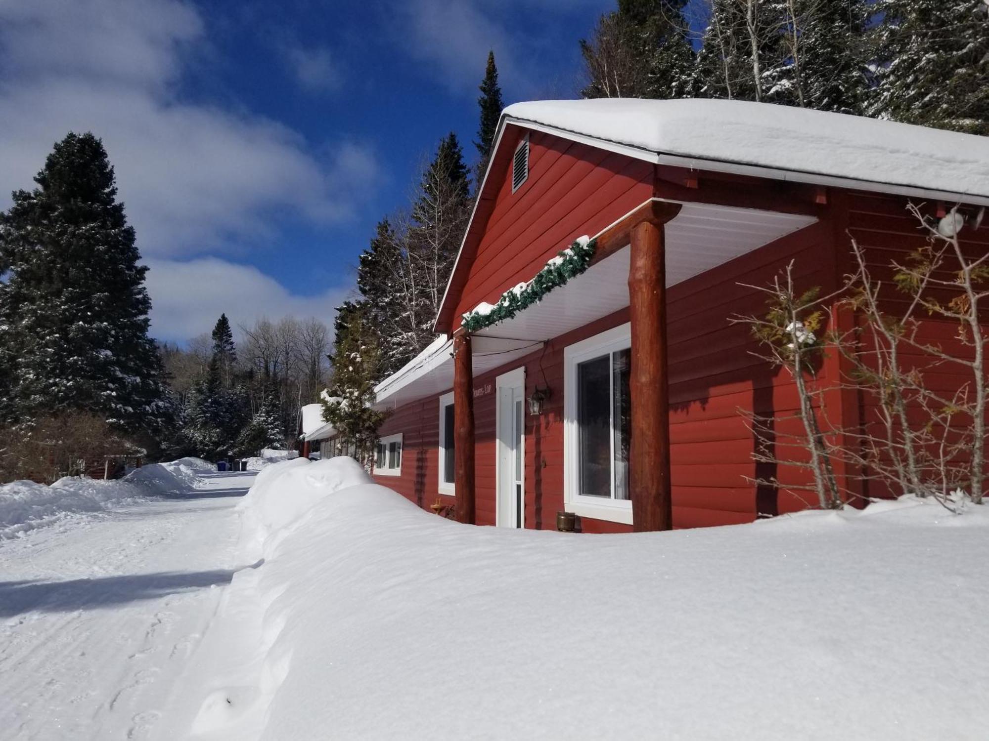 Kan-A-Mouche Pourvoirie Auberge Et Chalets Saint-Michel 외부 사진