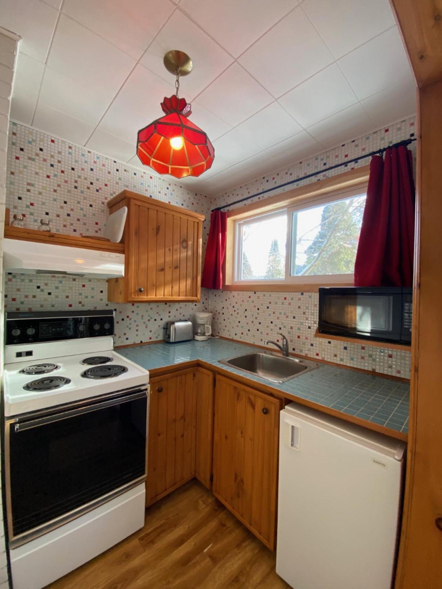 Kan-A-Mouche Pourvoirie Auberge Et Chalets Saint-Michel 객실 사진