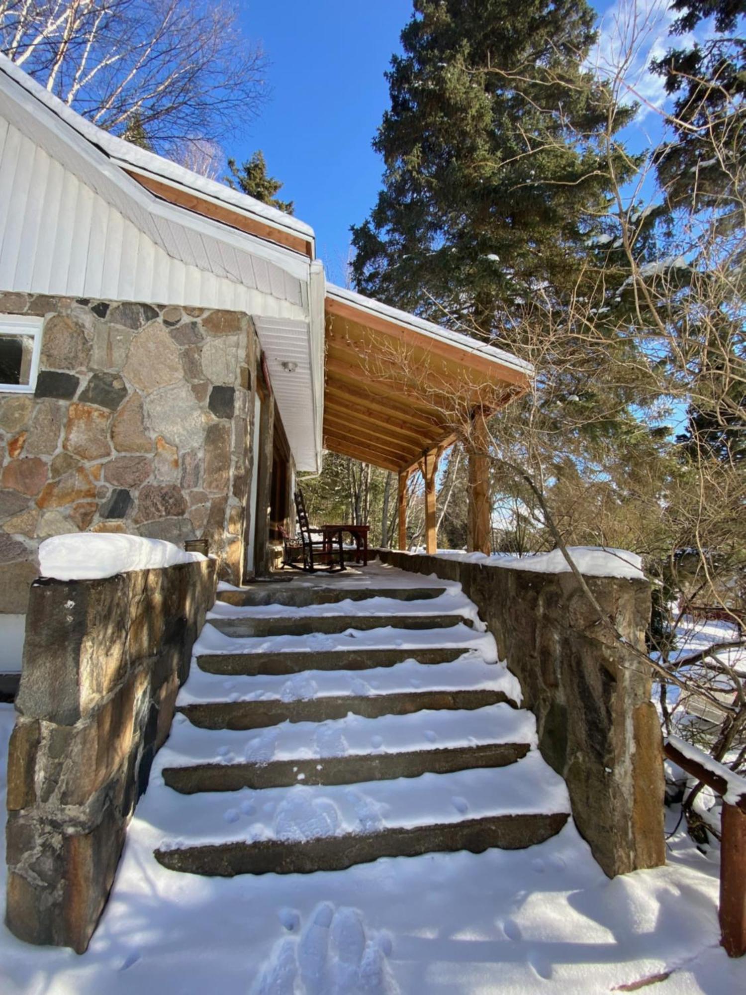 Kan-A-Mouche Pourvoirie Auberge Et Chalets Saint-Michel 외부 사진