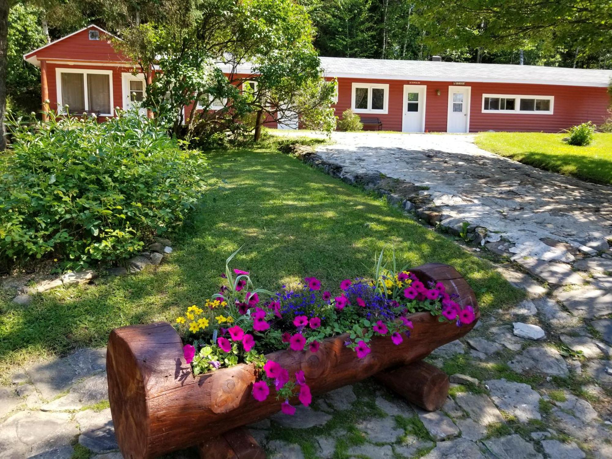 Kan-A-Mouche Pourvoirie Auberge Et Chalets Saint-Michel 외부 사진
