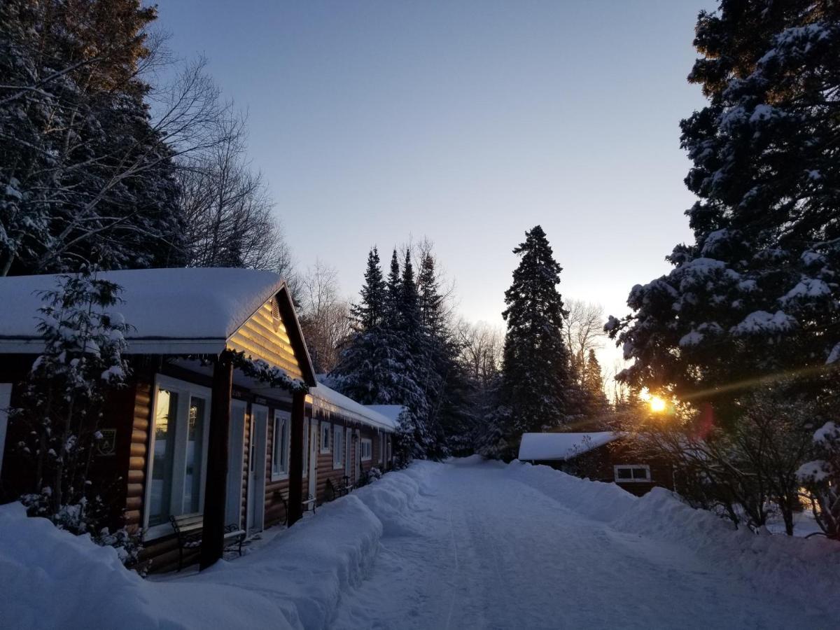 Kan-A-Mouche Pourvoirie Auberge Et Chalets Saint-Michel 외부 사진